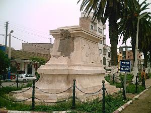 ORAN 04 2007 23 LE SOCLE DU MONUMENT AUX MORT DE LA GARE